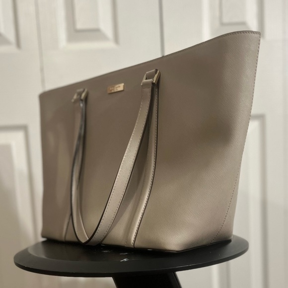 (A1) Kate Spade - Beige New York Newbury Lane Dally XL- tote - Picture 5 of 5